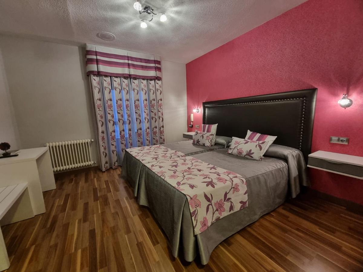 Hostal Sainz ริอาโญ ภายนอก รูปภาพ